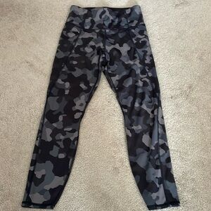 Athleta lighting camo 7/8 pant size small